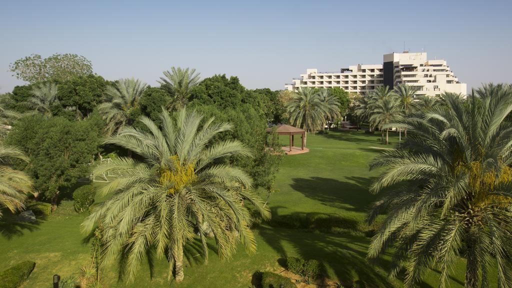 Danat Al Ain Resort Exterior foto The green of the 18th hole