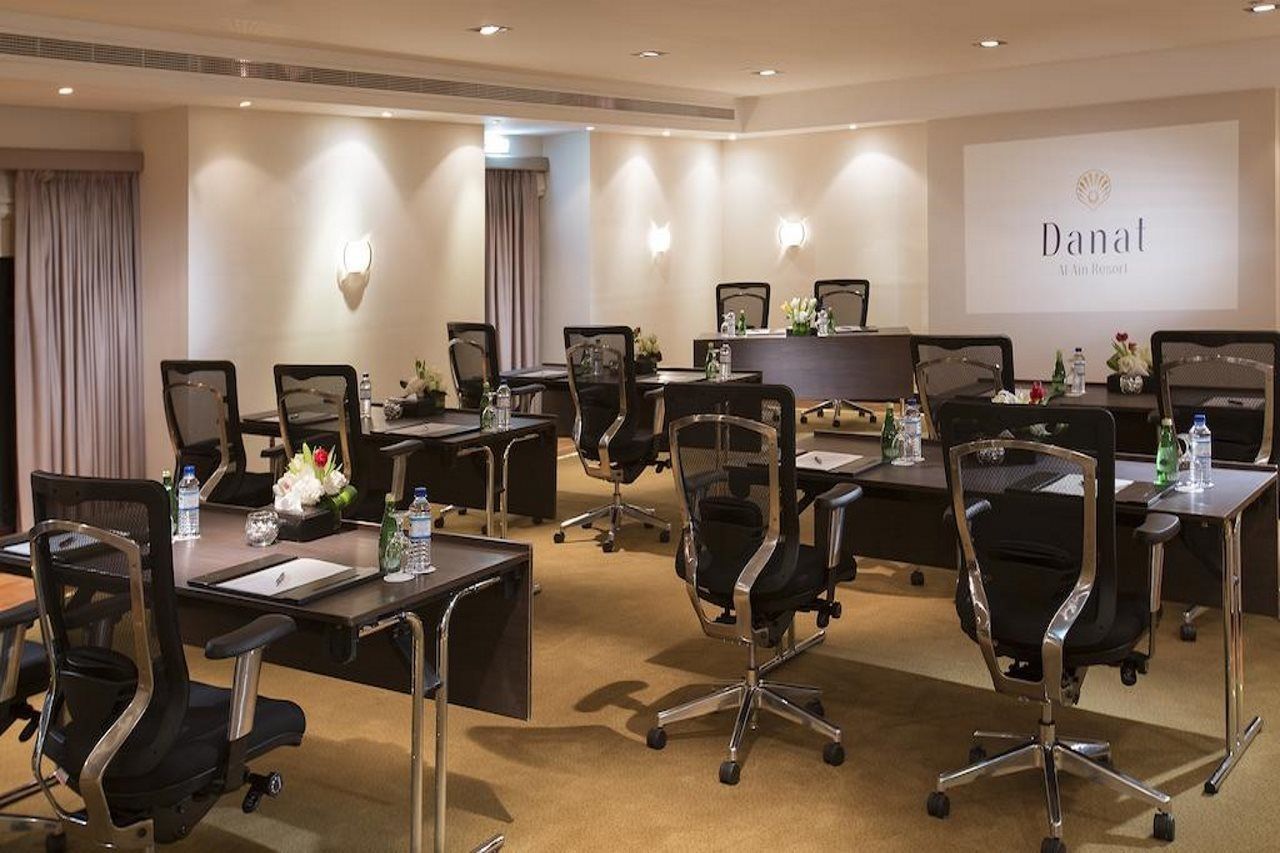 Danat Al Ain Resort Exterior foto Meeting room at the hotel