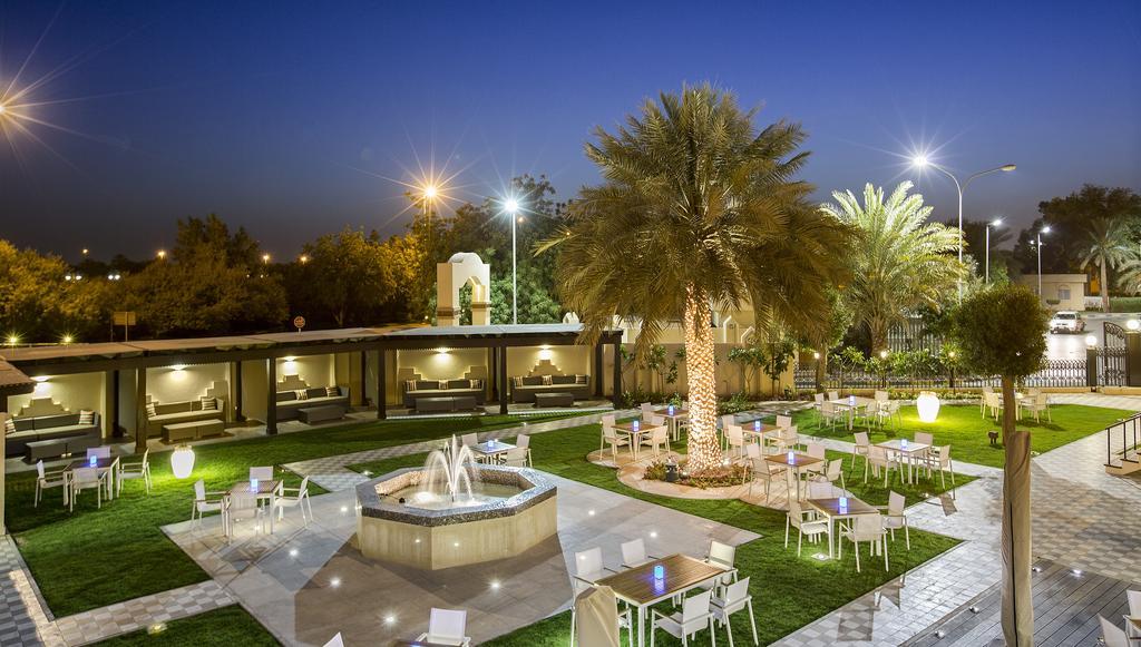 Danat Al Ain Resort Exterior foto The park at night